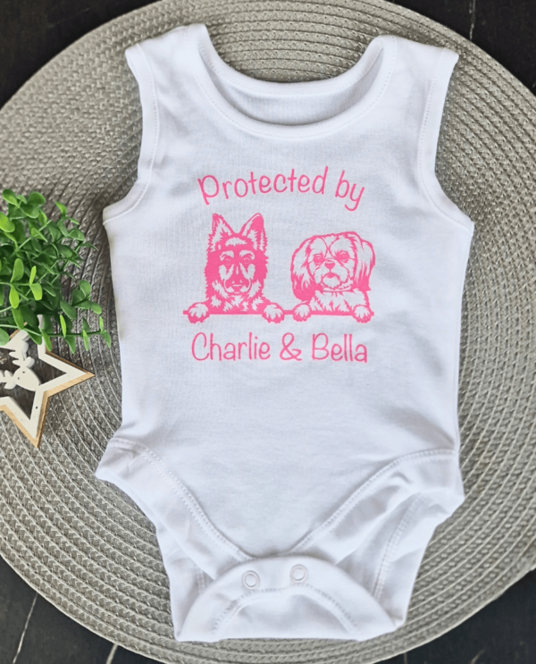 Personalizuotas smėlinukas kūdikiui "Protected by ..."