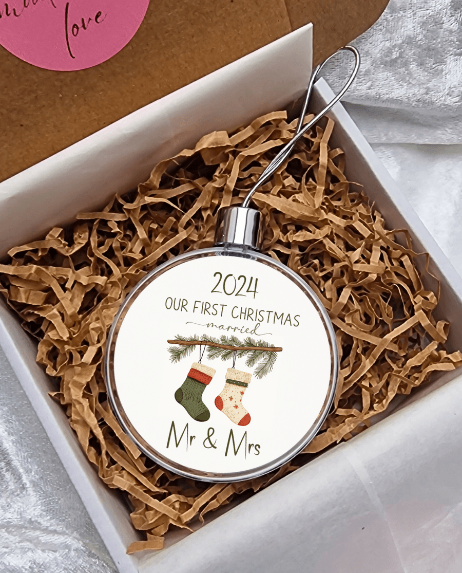Personalizuotas-kaledinis-zaisliukas-Our-First-Christmas-Married-Mr-and-Mrs.png