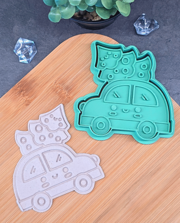 Sausainių formelė Kalėdinė eglutė automobilyje Sausainių formelė Kalėdinė eglutė automobilyje